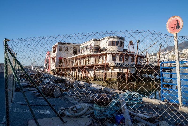 Comienzan los trabajos de desguace del Willow tras casi seis años semihundido en aguas del Puerto de Benalmádena