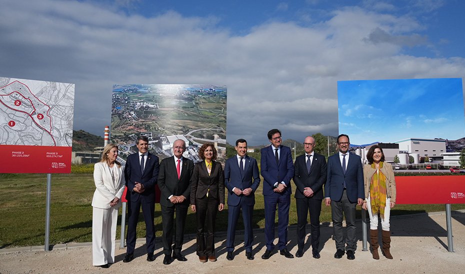 Foto de familia del presidente del Consejo, Juanma Moreno, y del ministro Óscar López con el resto de autoridades presentes en el acto.