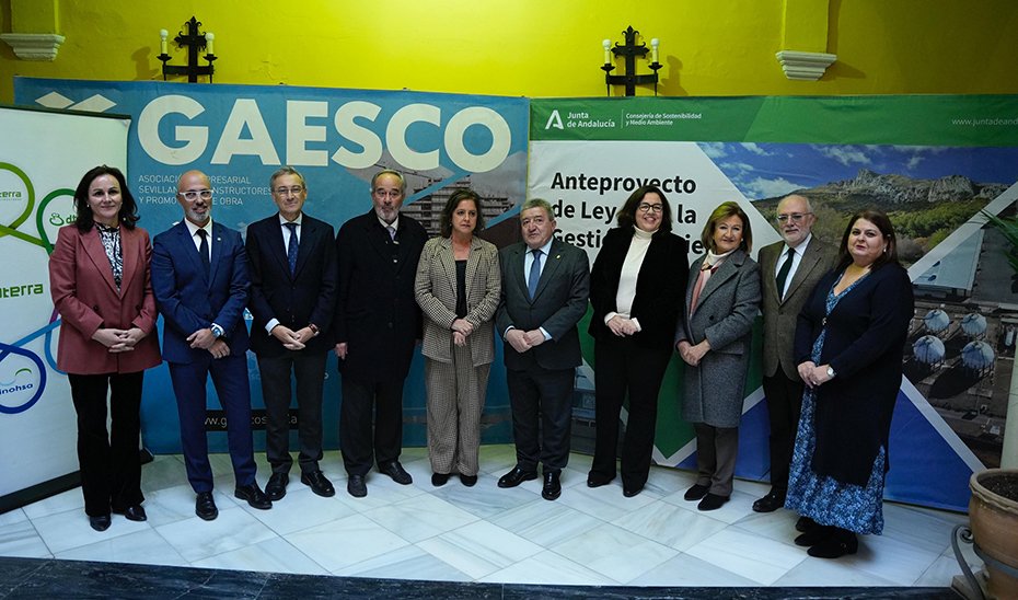 Catalina García, junto al resto de personalidades, momentos previos a la presentación del anteproyecto de Ley de Gestión Ambiental en el Foro Gaesco, en Sevilla.