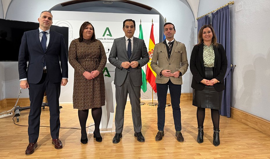 El consejero de Justicia, José Antonio Nieto, tras la rúbrica del acuerdo con el Colegio de Graduados Sociales de Córdoba.