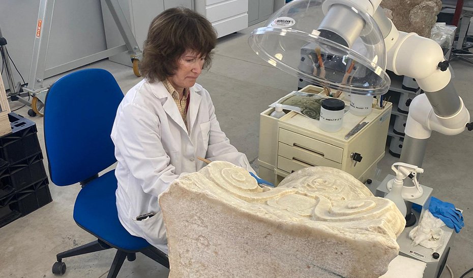 Una de las conservadoras del Museo Arqueológico de Sevilla trabaja en el taller de piedra del Centro Logístico del Patrimonio.