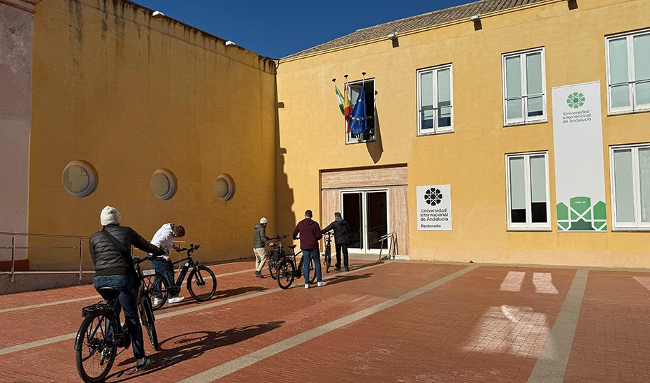 Estudiantes entran a la sede de la UNIA.