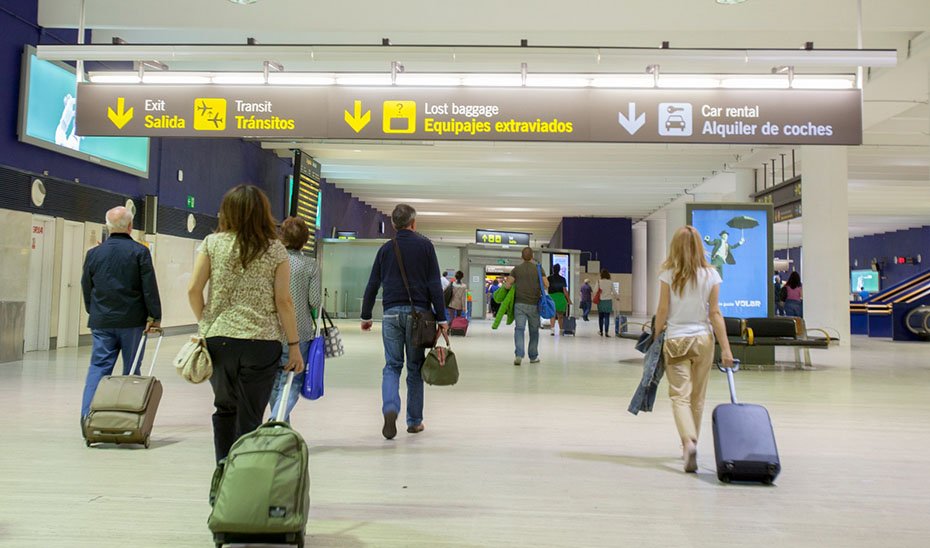 Pasajeros en un aeropuerto.