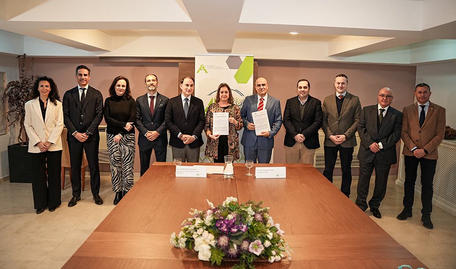 Catalina García, con el presidente de la CEA, Javier González de Lara, y los representantes de las empesas firmantes del protocolo.