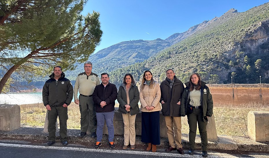 La consejera de Sostenibilidad, Catalina García, junto a otro responsables institucionales, durante su visita al poblado de El Tranco.