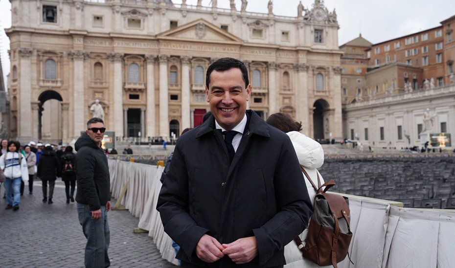 Juanma Moreno posing in St. Peter's Square, in Rome.