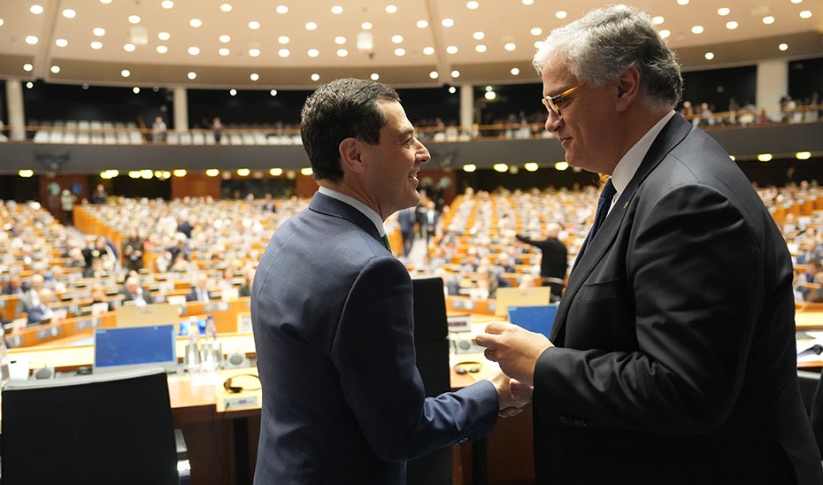 Juanma Moreno greets Ilídio Alves Cordero, former first vice president of the Committee of the Regions.