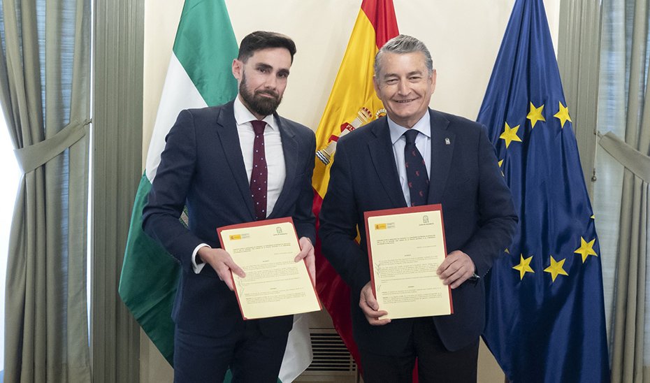 El consejero de la Presidencia, Antonio Sanz, y el secretario de Estado de Seguridad, Rafael Pérez, tras la firma del convenio sobre la Policía Adscrita a la comunidad andaluza en el Ministerio del Interior.