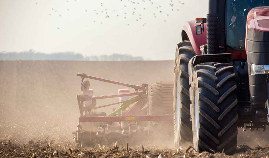 Un tractor durante las labores agrícolas.