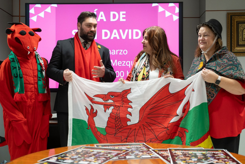 La comunidad galesa de Benalmádena celebrará San David en la Plaza de la Mezquita con música, comida y bebida típica