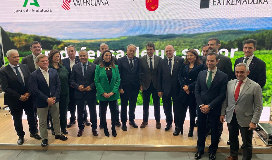 Grupo de representantes de Andalucía, Extremadura, Murcia y Comunidad Valenciana que han firmado el manifiesto en defensa de la que es huerta de Europa en el marco de Fruit Logística en Berlín.