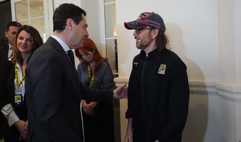 Juanma Moreno greets actor and director Santiago Segura, host of the presentation of Comic-Con 2025 in Málaga.