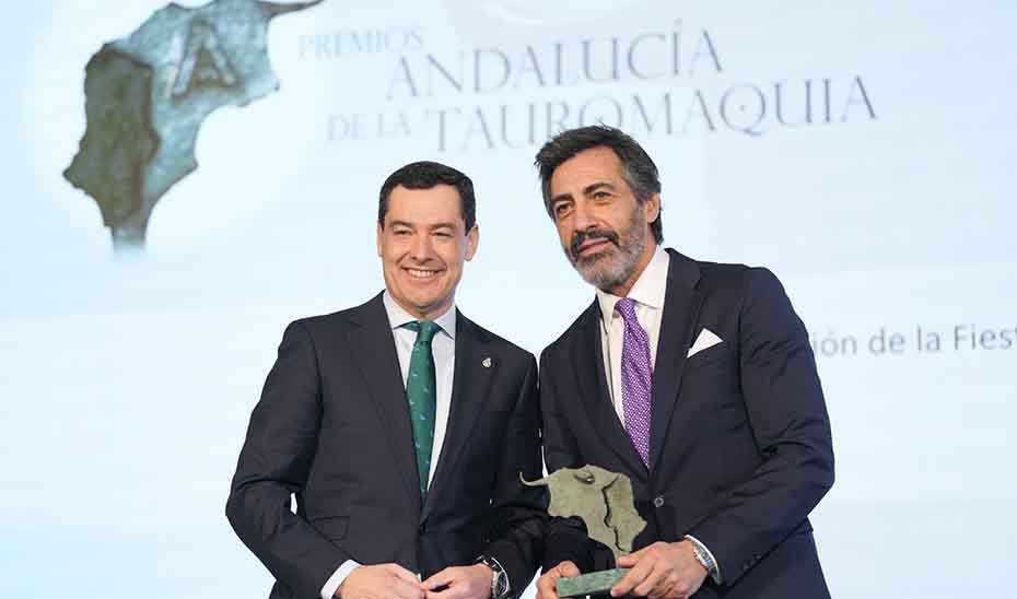Juanma Moreno with journalist Juan del Val.