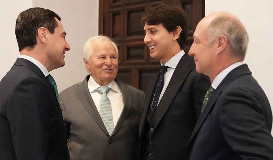 Moreno conversing with some of the awardees at the event.