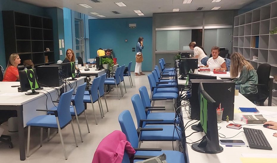 Personal en el interior de un juzgado.