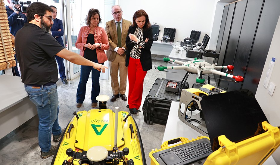 Carolina García cooce4 los dispositivos que Amaya emplea para la captura de datos en campo durante su visita a las instalaciones de la agencia.