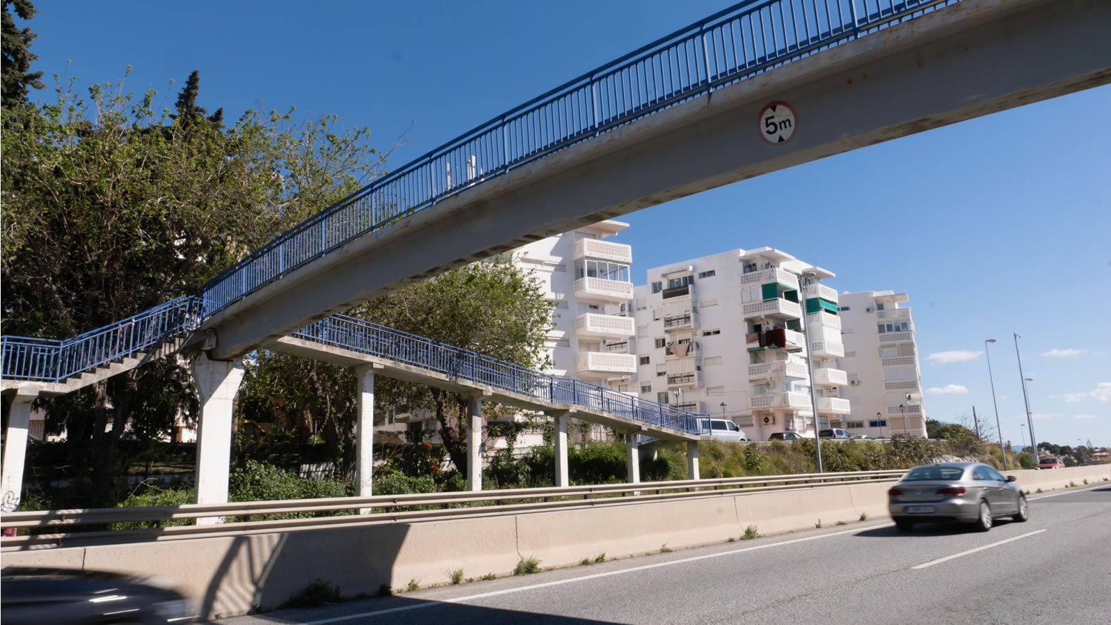 Foto El Ayuntamiento reclama al Gobierno la reparación urgente del paso elevado de la autovía en Parque Antena, cerrado desde hace meses