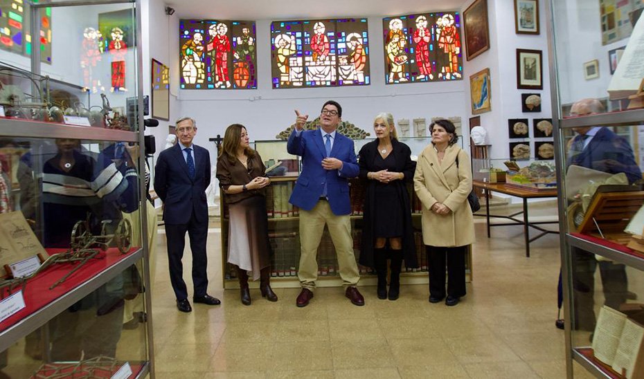 María del Carmen  Castillo y Patricia del Pozo han inaugurado el espacio expositivo del Instituto de Educación Secundaria San Isidoro de Sevilla.