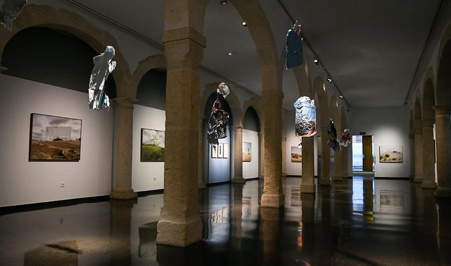 La muestra del CAF se compone de fotografías y obras realizadas en papel con restos de antiguos anuncios de vallas publicitarias.