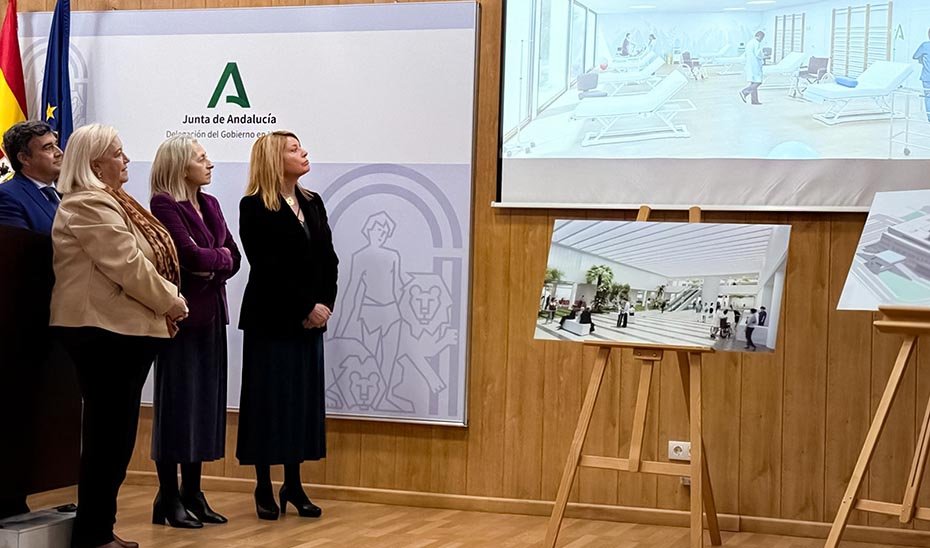 La consejera de Salud, Rocío Hernández, asiste a la presentación del programa funcional del nuevo centro, entre la delegada territorial de Salud, Manuela Caro, y la alcaldesa de Huelva, Pilar Miranda.