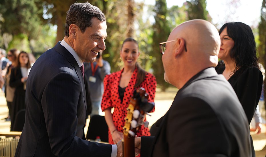 Juanma Moreno greets the musicians who participated in the event.