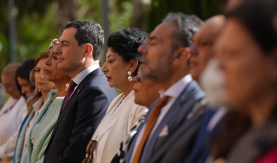 President Juanma Moreno and representatives of the gypsy people during the commemorative event.