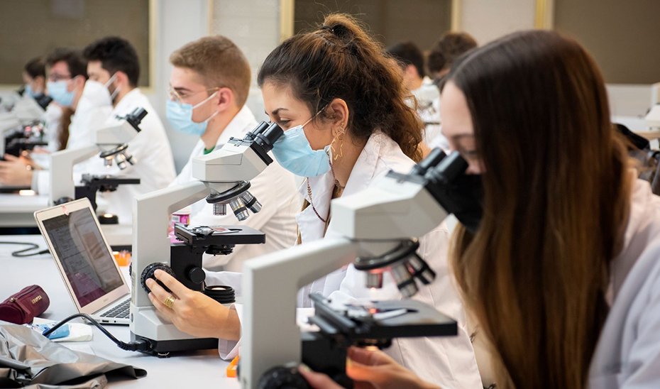 Un grupo de investigadores realiza pruebas microscópicas.