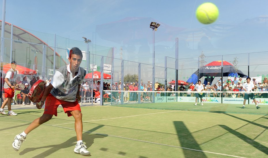 Deportistas durante un torneo de pádel.
