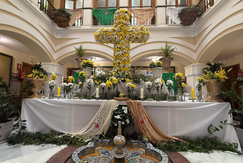 La Cruz de Mayo del Ayuntamiento de Benalmádena ya está abierta al público para vecinos y visitantes