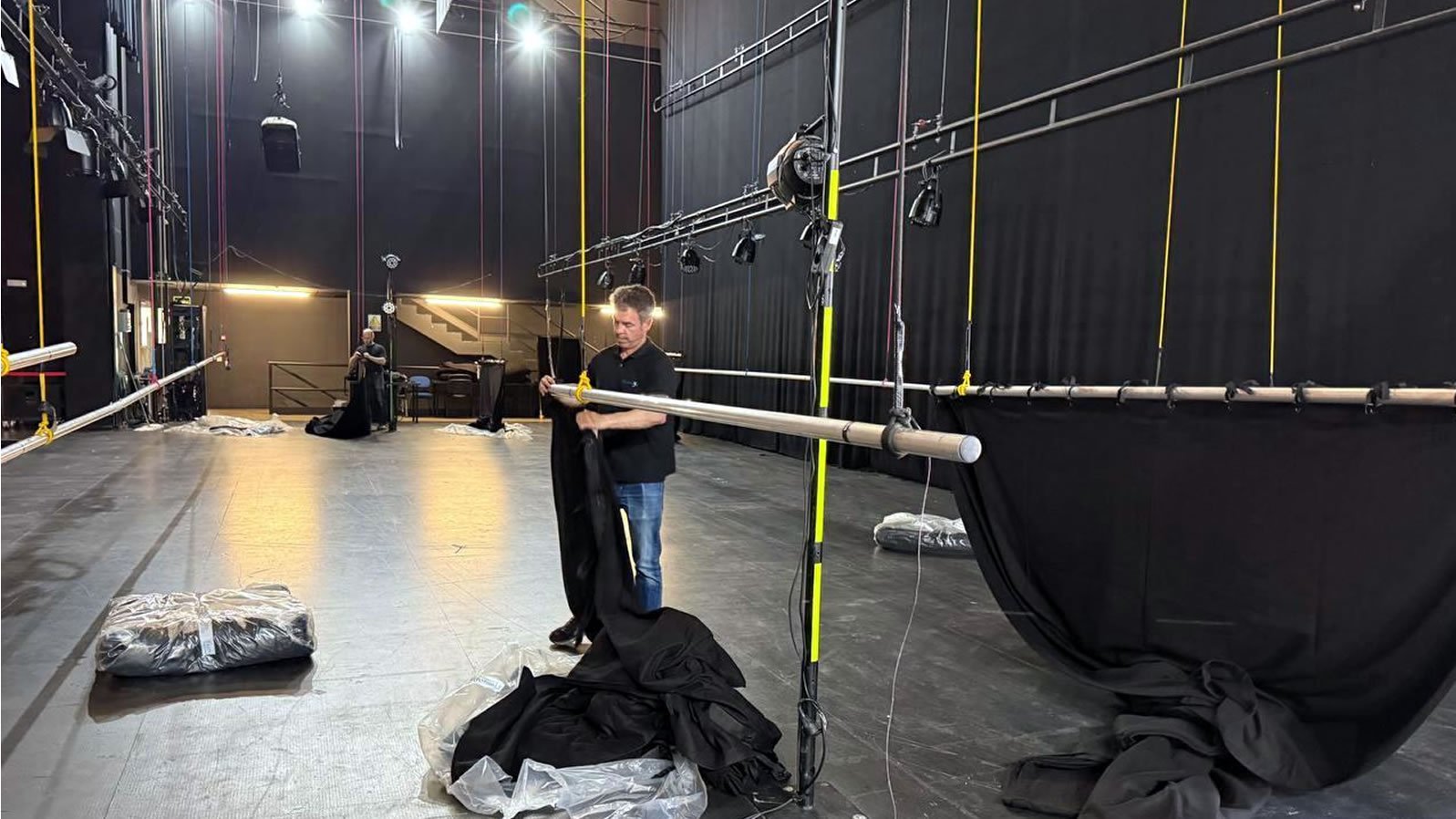 Foto El Ayuntamiento renueva el escenario del Teatro Auditorio Felipe VI