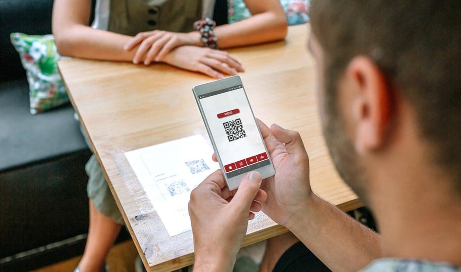 El cliente de un restaurante consulta la carta a través de un código QR.