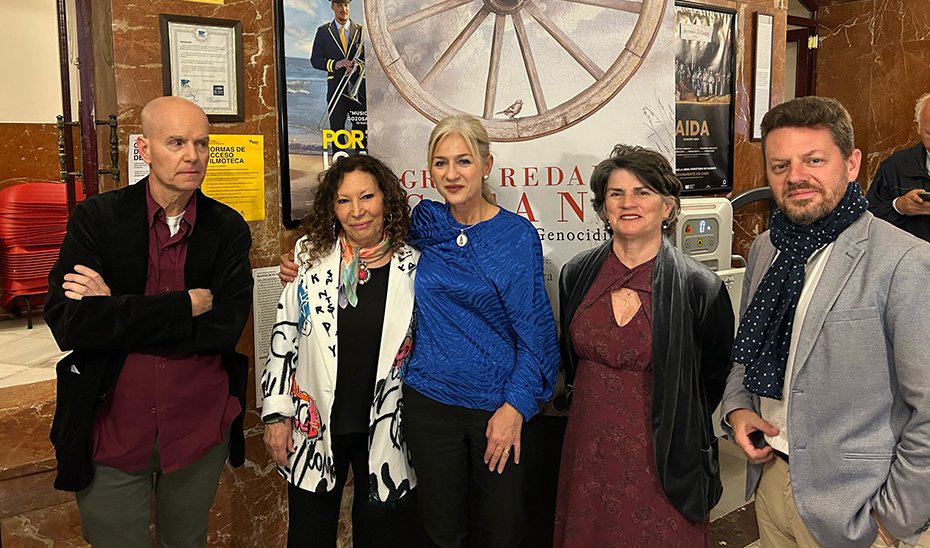 La consejera Patricia del Pozo, junto a la cineasta Pilar Távora, en la presentación del documental, en el Cine Cervantes de Sevilla.