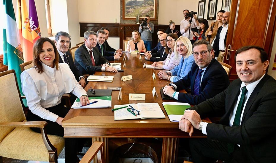 Foto de familia de la constitución de la mesa de integración del ferrocarril en Jaén.