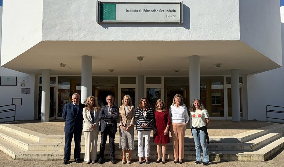 Las consejeras de Desarrollo Educativo, María del Carmen Castillo, y de Salud, Rocío Hernández, junto a otros responsables institucionales en su visita al Instituto de Educación Secundaria Heliche de Olivares.