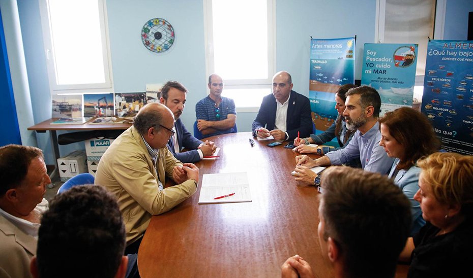 Imagen de la reunión de Ramón Fernández-Pacheco con representantes del sector pesquero de la Lonja de Almería.