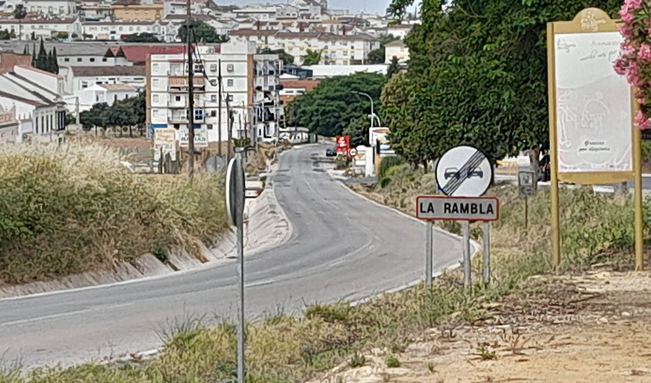 Carretera de acceso a La Rambla.