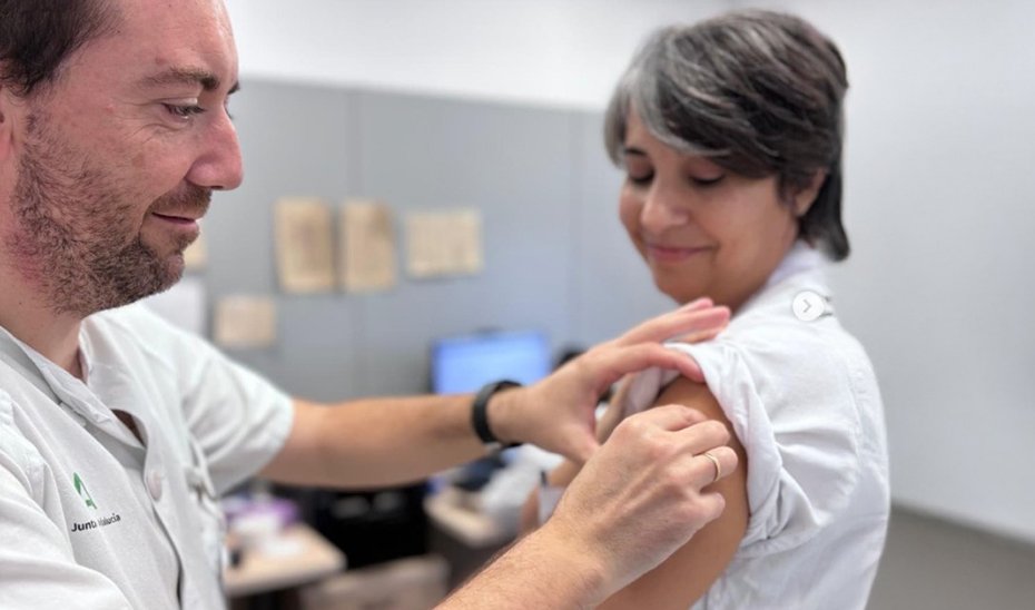Vacunación de una profesional de centro sanitario.