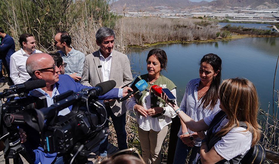 Catalina García atiende a los medios durante su visita a las actuaciones de urgencia para la mejora de la Reserva Natural Albufera de Adra.