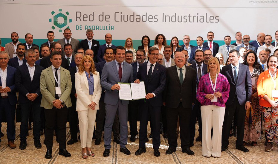 El consejero de Industria, Energía y Minas de la Junta de Andalucía, Jorge Paradela, ha inaugurado junto al alcalde de Córdoba, José María Bellido, y el presidente del Parlamento andaluz, Jesús Aguirre, el primer Encuentro de alto nivel de los municipios de la Red de Ciudades Industriales de Andalucía.