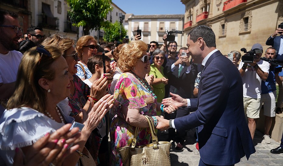 The Andalusian President greets one of the residents of Baeza.