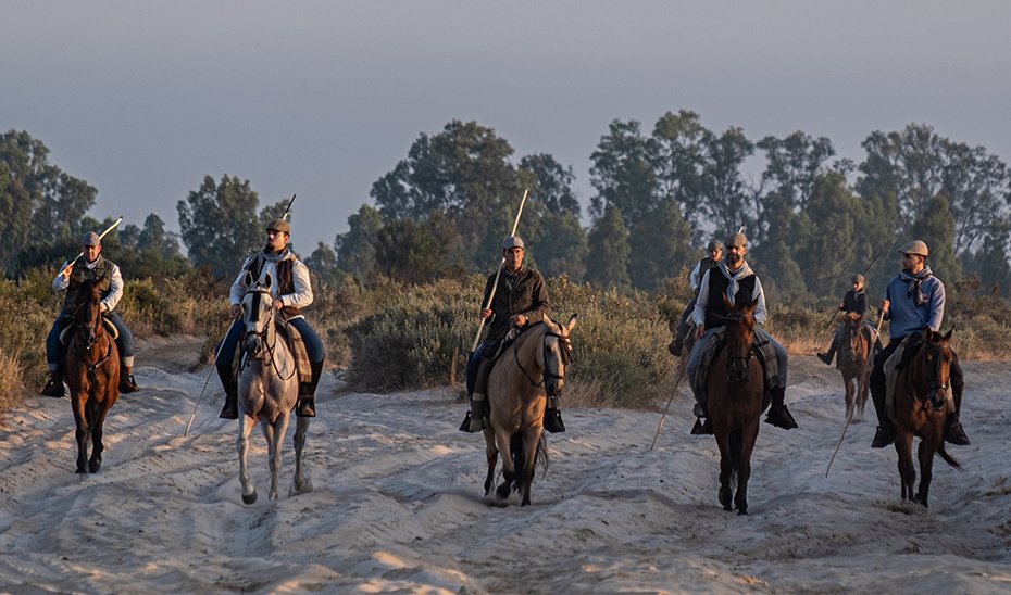Yegüerizos in Doñana on their way to the animals (Photo by Antonio Delgado-Roig).