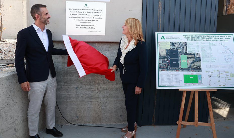 Ramón Fernández-Pacheco y Pilar Miranda descubren una placa conmemorativa durante la inauguración de las obras de ampliación de los depósitos de cola del Odiel.
