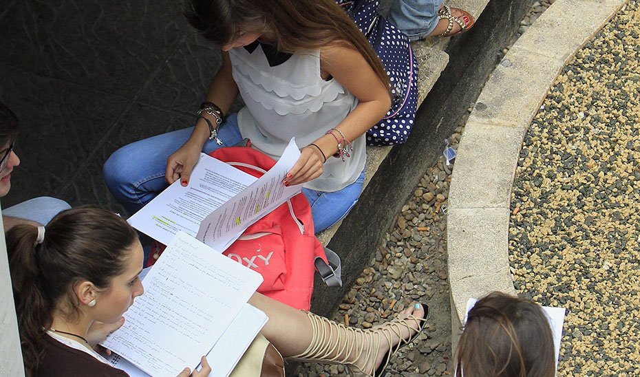 Jóvenes estudiantes repasan sus apuntes antes de la PAU.
