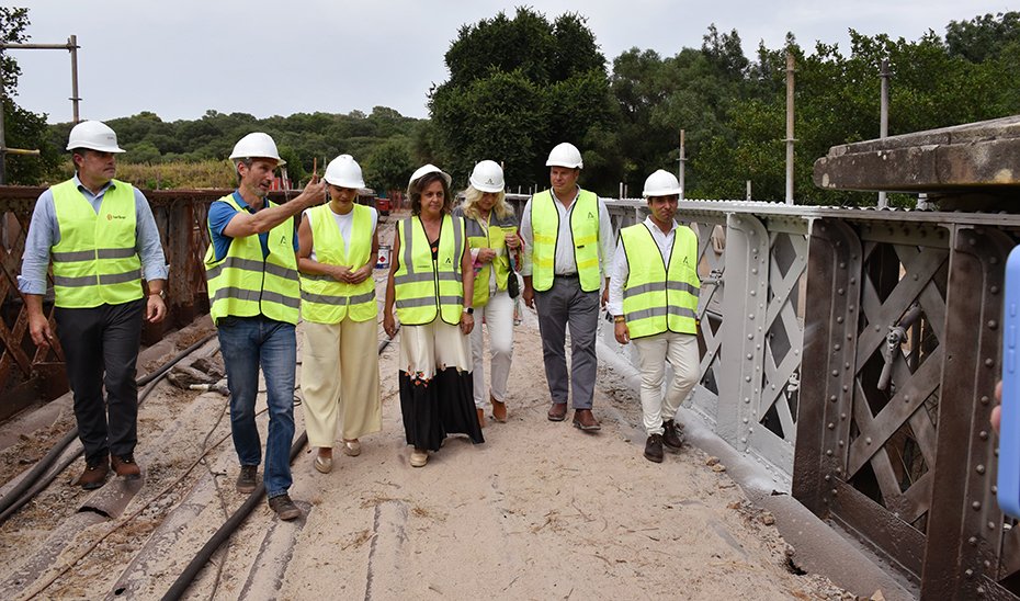 Catalina García visita las obras de rehabilitación del puente de hierro del río Palmones.