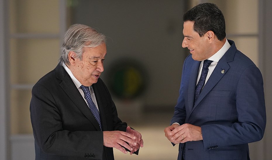 Juanma Moreno and António Guterres chatting in the halls of San Telmo.