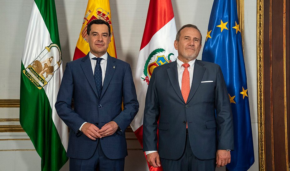The President of the Junta, Juanma Moreno, alongside the Chancellor of Peru, Elmer Schialer.