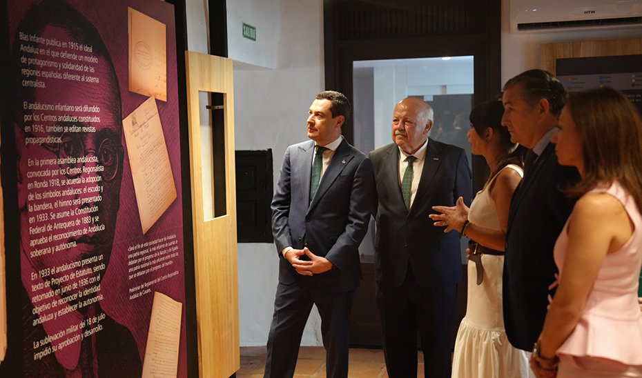 Juanma Moreno, junto con el resto de autoridades, recorren la exposición de la Casa Natal de Blas Inrfante.