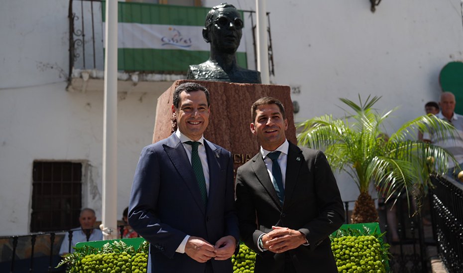 Juanma Moreno y Juan Luis Villalón, alcalde de Casares, antes el monumento erigido a Blas Infante en su localidad natal.