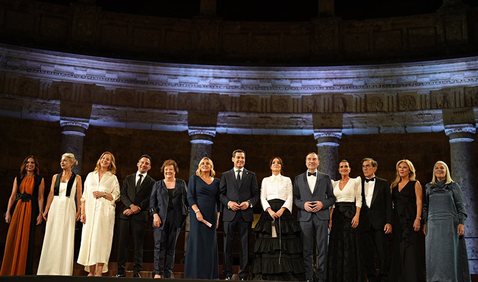 Juanma Moreno, at a moment during the event, with some of the personalities attending the event.