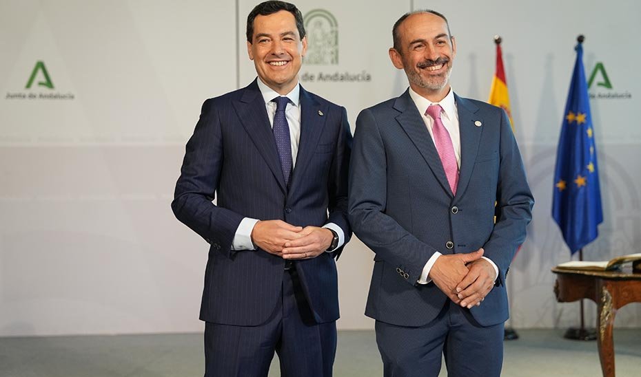 Juanma Moreno and the new Rector of Huelva, José Rodríguez.